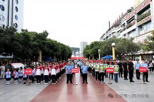 Cảnh tượng không hài hòa! Tây Nhiệt Lực Giang răn dạy đội viên Mạch Ngô Lan còn mắng chửi người hâm mộ bên sân